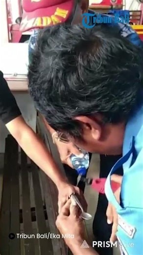 Aksi Petugas Damkar Klungkung Lepas Cincin di Tangan Seorang Pemuda
