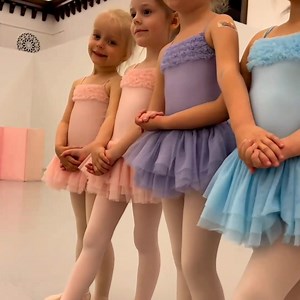4.7K views · 344 reactions | Feliz martes de danza!!! Lo comenzamos con estas mini bailarinas de la Escuela Mlody Balet Polski en Varsovia. Una delicia ver a estas chiquitinas! Fuente: mlodybaletpolski | Ballet del Occidente | Facebook