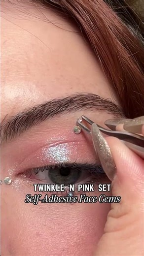 Makeup fit for an ice princess ✨❄️#halfmagicbeauty #holidaymakeup #glittereyeshadow