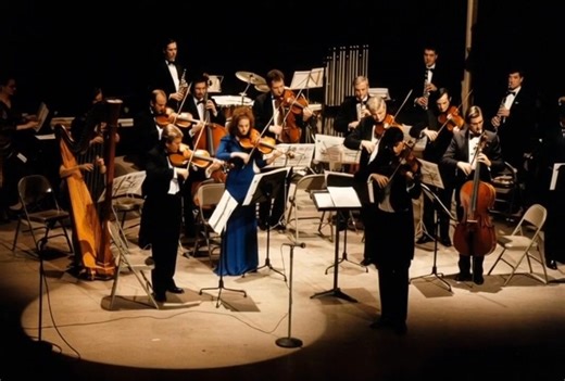 🎶✨ ¡Una parte fundamental de la historia cultural de Baja California nació en Ensenada! ✨🎶 ​En noviembre de 1990, nuestra querida Ensenada fue la cuna de una joya musical: la Orquesta de Baja California (OBC). Fundada por los talentosos maestros Juan Echevarría y Eduardo García Barrios, la OBC rápidamente se alzó como una de las instituciones artísticas más prestigiosas y sólidas de todo el noroeste de México. ¡Un verdadero orgullo para nuestra región! ​Recordamos con cariño momentos como este