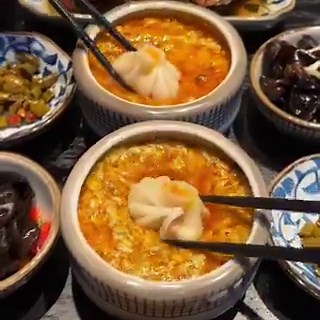 上海蟹の食べ方いろいろ蒸した上海蟹から身などを取り出し、先ずはガラをネギ、生姜と炒めて、蟹の味を油に移す。その油で蟹肉と味噌を醤油等の調味料と共に炒め、とろみを付けたものが蟹粉。ご飯や麺にかけたりして食べる。上海蟹は今が旬。#中国料理 via @ZICC_Zhengzhou https://t.co/oFvMr7AQQG