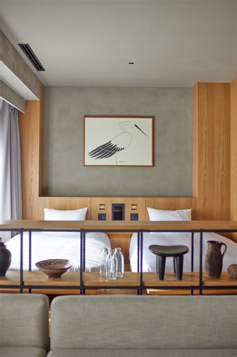 MUJI STAY on Instagram: "【MUJI room LIBER HOTEL】12室だけの特別な客室 / Only 12 special guest rooms ホテルや旅館など地域の既存宿泊施設の中に、無印良品のある暮らしを体感できる場をつくる『MUJI room』。 大阪ベイを望むリーベルホテル大阪 ( @liber_hotel )の中に、12室の特別な客室をつくりました。 テーマパーク、大阪・京都へのアクセスが良好なこの地で、旅の拠点となる暮らしの時間を楽しめます。 客室は、素材と過ごし方によって異なる4タイプを用意。 洗濯機や大型の冷蔵庫、ミニキッチン等を完備した中長期滞在向けのゆったりと過ごせる部屋や、バンクベッド 付きで大人数でも広々としたリビングを楽しめる部屋など、旅先でも自宅のようにくつろげる工夫を凝らしました。 旅の合間に心と身体を整え、家族や仲間との豊かなひとときをお過ごしください。 『MUJI room LIBER HOTEL』特設サイトや詳細は、@muji_hotel プロフィール内のハイライト「OSAKA」から確認できます。 The ‘MUJ