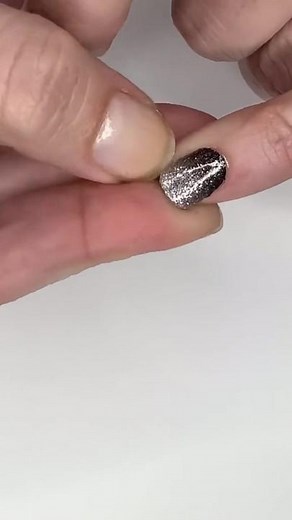 #greenscreenvideo This pattern is called snow at night, which is really special.#naildesign #nailart #charmnails #nailvideo #nailstikers #fypage #winternails #winterlooks #wintermakeup #blacknails #nailtips #beautyhacks #nailhacks#convenient #winternailinspo