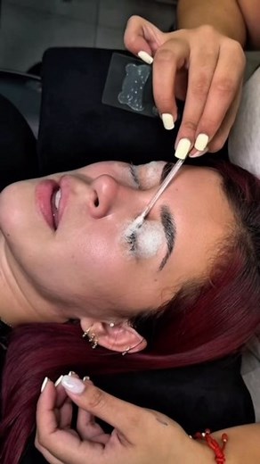 Siempre que recomendamos un producto lo ponemos en práctica😍… Te dejamos este video para que puedas ver los resultados que obtendrás con nuestros moldes y parches DISPONIBLES en nuestra tienda🖤. Comenta la palabra “lifting” y te hago llegar nuestro catálogo de moldes. #lifting #liftingdepestañas #lashes #pestañas #cilios #beautywave #neicha #ecuador🇪🇨 #permanentedepestañas #procedimiento #bigudies | Janes Insumos de Cejas y Pestañas