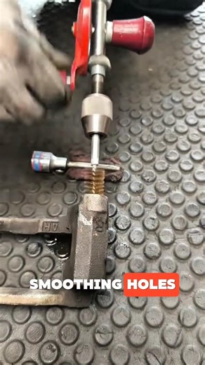 The honing cleaning process on the hole honing cleaning tool using a manual tool #mechanic
