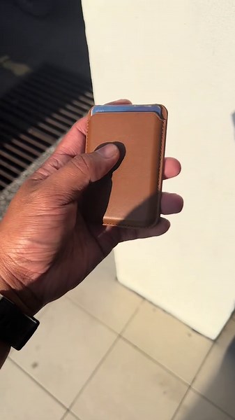 Minimalist Wallet Review: Magnetic Design Insights