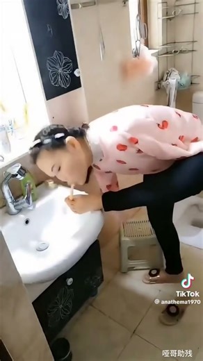 Armless girl cooks and gets ready with her feet #armless #armlessgirl #feet