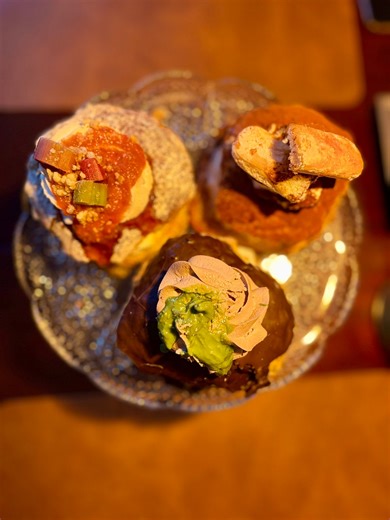 Mette Nathalie Blume | Der kom lige sådan tre badass, småvulgære fastelavnsboller på besøg. Tiramisu💝 Dubai💝 Rabarber/jordbær💝 Fra Cakes and Friends i Valby.... | Instagram