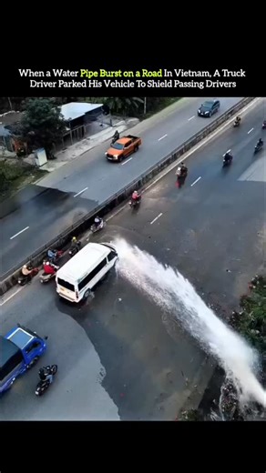 BUSINESS | MOTIVATION | MONEY on Instagram: "日本利用压电瓷砖将脚步转化为电能。这些瓷砖捕捉来自你脚步的动能。当你行走时，你的重量和动作会对瓷砖产生压力。瓷砖会轻微弯曲，从而产生机械应力。瓷砖内部的压电材料将这种应力转化为电能。每一步都会产生少量电荷，而数百万步结合在一起就能产生足够的电力来驱动LED灯、数字显示屏和传感器。在像涩谷车站这样繁忙的地方，每天大约有240万个脚步为这一系统作出贡献。这些电能可以被储存或立即使用，从而减少对传统电力来源的依赖，并支持可持续的城市基础设施。这种方法将日常运动转化为实用的可再生能源 #日本 #知识 #事实 #你知道吗 #推荐 #科技 #创新 #历史 #技术 #实验 #热门"