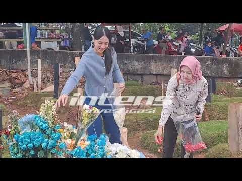 Tangis Haru Iringi Anya Geraldine Saat Ziarah Ke makam Alm Vidi Aldiano Di Hari Ulang Tahunnya