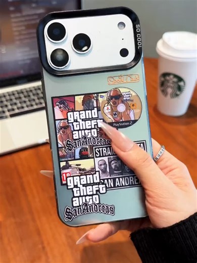 🔥【COLECCIÓN GTA】Funda “STRAIGHT OUTTA SANDIAS” - PLATA BLANCA RELUCIENTE. ¡Revive la leyenda de San Andreas en tu iPhone! Anti-huellas, NO se amarillea.#iphone17 #iphone16 #iphone15 #iphone14pro #iphone13 #iphone12 #TikTokMadeMeBuyIt #PhoneCase #GTA #SanAndreas
