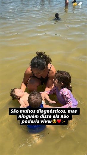 Arielli Peres on Instagram: "Isabel é a nossa 4ª filha, tem 1 aninho! Por um intercorrência na indução do parto Normal, ela teve uma grave asfixia no parto e nasceu em Morte aparente e pagar zero. Passou 54 dias na utin e 24 intubada. Os médicos nos deram muitos diagnósticos e o principal deles: Paralisia Cerebral!🧠 Ela poderia não comer, não enxergar, não andar, não falar, não sentar e segurar a cabeça, ter autismo… Mas ninguém disse que ela não poderia ir à praia, a cachoeira, andar de cavalo