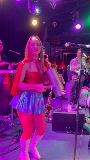 La mujer maravilla con sabor😅💃🏼🎶🎃 #halloweenparty #australia #salsa #latinos #livemusic #singer | Lissel Erazo