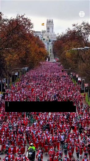 EL MUNDO on Instagram: "Madrid se tiñe de rojo con la carrera solidaria de Papá Noel Miles de corredores vestidos como Papá Noel han corrido 5 kilómetros por el Paseo de la Castellana. Se trata de una carrera solidaria organizada cuyos beneficios se destinan al proyecto ‘Primera infancia’ de Cruz Roja 🎥 @mis_fotos_de_madrid #madrid #carrera #navidad"
