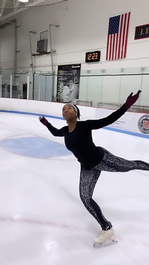 For today’s #teachingtuesday, here is an intermediate level “Upper Back Extension” exercise as part of the 6 Ways of the Spine ™ curriculum demonstrated by @tusanibynature. Here’s how to do it! ✔️ forward crossover (right over left) in neutral spine ✔️step onto a left forward inside edge and bring your arms in towards each other ✔️ turn on a left forward inside three turn reaching your arms up and out while engaging the upper back, pressing shoulder blades down and back and lifting the chin towa