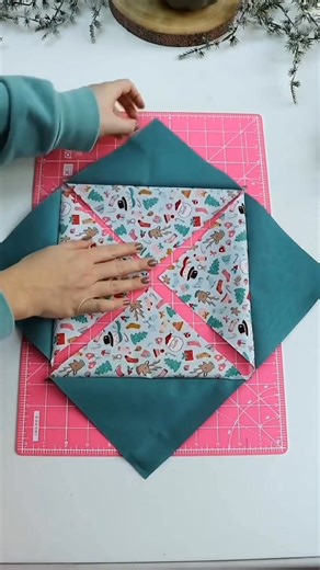 Sew a disappearing pinwheel quilt block. Starting with two 10" squares, this block is perfect for layer cakes! Video by Whatkimberleymakes. Free Pattern: https://ko-fi.com/s/d1fe779d98 #quiltblock #quilting #sewing #patchwork | Quilt Patterns PDF