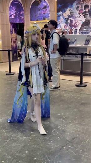 光脚逛漫展就是爽！！！穿了一天高跟鞋这个痛啊！！ʕ o̴̶̷᷄ ̫ o̴̶̷̥᷅ ʔ脱下的一瞬间简直是重获新生。#鸣潮 #鸣潮卡提希娅 #鸣潮2025AGF #漫展