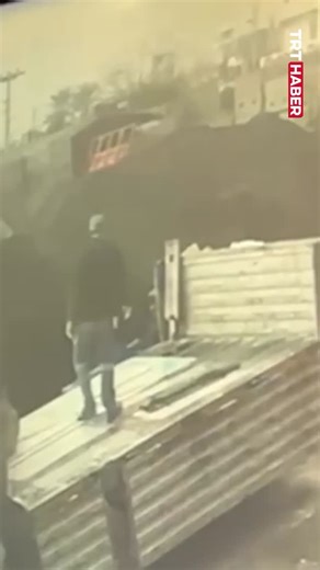 Kriminal Bakış | Güncel Videolar on Instagram: "#HASSAS | Hatay’da TIR’dan malzeme indiren işçi, üzerine yıldırım düşmesi sonucu ağır yaralandı. . . . . . . . #yıldırım #işçi #hatay #keşfet . . . . ."