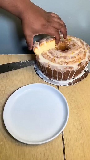 Grab the recipe to this poundcake & 50 other poundcake recipes here: https://jaffrywardjr.gumroad.com/ (Use code “Thanks10” at checkout for 10% Off!) The 7Up Cream Cheese Poundcake is a southern classic that’s rich, moist, and packed with incredible flavor. The 7Up adds a subtle citrusy lift, while cream cheese makes the cake dense, creamy, and irresistible. Perfect for Sunday dinners, family gatherings, or anytime you want a cake that everyone will rave about. 🍰💛 👉 Discover my full cake reci