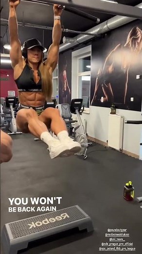 Sexy female bodybuilder's shredded abs workout - Anna Mroczkowska