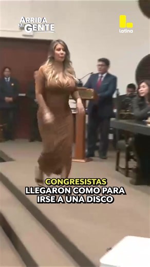 Congresistas en Vestidos de Fiesta para la Votación