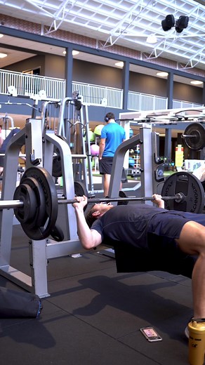 Benchpress fail #benchpress #fail #chest #gym #gymfail #chest #fitness #voorjou