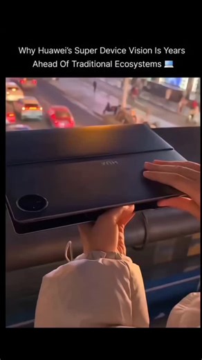 journey of entrepreneurs on Instagram: "Apple is still "researching" their first foldable. Meanwhile, Huawei has quietly built an ecosystem that feels like science fiction. You are looking at Huawei's "Super Device" technology in action. This isn't just screen casting; it's a decentralized hardware network. With a simple gesture, the user seamlessly transfers a video session to another device, but behind the scenes, the system is reallocating processing power and peripherals in real-time. This l
