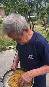 Bàn tay của bố …nuôi gà khéo lắm cơ..100 tuổi vẫn tính toán không sai một xu nào nhé…😁😁😁😁😁😁 | Trang Tran