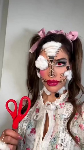 Broken Doll 🎀🪡 #halloweenmakeupideas #brokendollmakeup #brokendoll #halloween2023