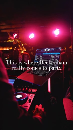 When the sun goes down on Beckenham, The Elm Tree comes alive 🪩 If you have a need to party, to let loose on the dance floor and forget about the week, The Elm Tree is the place to be every weekend 💃 Live music, DJ’s and a dancefloor that needs filling, where else would you want to be! 💻 www.whelanspubs.co.uk 📞 020 8658 8121 📍116 Croydon Rd, Beckenham BR3 4DF #TheElmTreeBeckenham #IrishPubBeckenham #BeckenhamPubs #FamilyPubVibes #TraditionalIrishWelcome | The Elm Tree