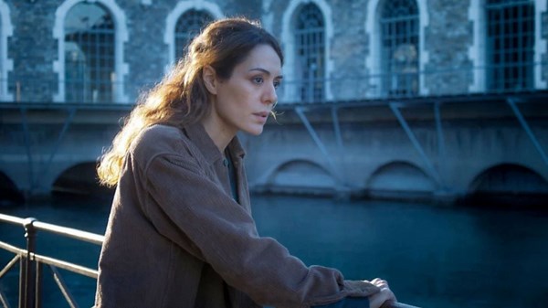 Cette série thriller avec Sofia Essaïdi débarque sur Prime Video et elle s’annonce déjà addictive