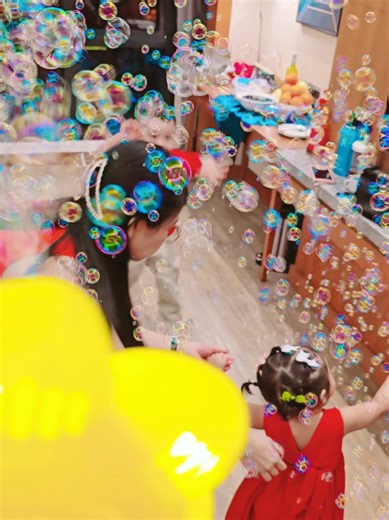 ​Grabe ang daming bubbles! Super sulit nitong Sunflower Bubble Machine lalo na't rechargeable na. Perfect gift talaga para sa mga bata na mahilig sa lights and bubbles. Get yours now bago maubos ang stock! ​Rechargeable Bubble Machine, LED Bubble Gun, Best Kids Gift Philippines, Portable Bubble Maker, Sunflower Toy for Kids. ​#RechargeableBubbles #BestGiftForKids #BubbleGun #SummerVibesPH #toddlertoys