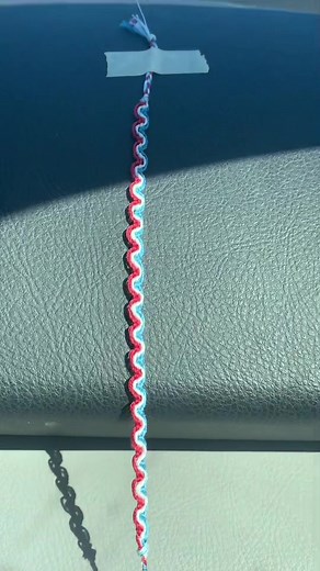 Forget my last #wavebracelet THIS is my absolute fav🧨❤️ #friendshipbracelet #friendshipbracelets #friendshipbraceletstutorial #stringbracelets #braceletmaking #braceletbook #threading #macrame #macrametutorial #vsco #vscobracelet