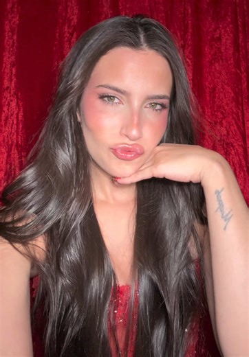 esta se llama “mil preguntas” la bachata de mi nuevo disco “curita para el corazón” y es para q la bailes con tu persona favorita❤️‍🩹