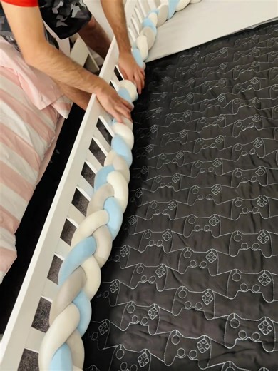 Cojín decorativo trenzado, suave y acolchado. Ideal para sofá o cama, aporta estilo, confort y un toque moderno a cualquier espacio 🛋️✨ #DecoraciónHogar #CojinesDecorativos #CojínTrenzado #HomeDecor #DecoraciónModerna