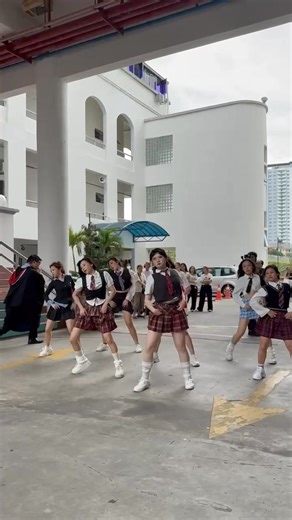 「𝐏𝐄𝐀𝐊-𝐀-𝐁𝐎𝐎!」 𝐆𝐫𝐚𝐝 𝐅𝐢𝐞𝐬𝐭𝐚 ⛰️ 顶峰见 · 毕业季 🎓 【青春律动，燃烧全场】 Move Your Youth, Feel The Fire 节奏一响，全场燃起！🔥 快闪登场，青春瞬间炸裂！ 掌声、笑声、欢呼声全都到位！🎓 — Beat drops, crowd cheers! 💥 Our flash mob turned the hall into pure energy — that’s what youth feels like! 🔥 #NEUC #NEIVCE #PEAKABOO #GRADFIESTA #convocation | 新纪元大学学院 New Era University College