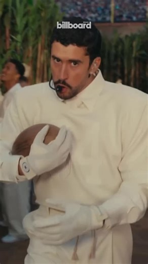 Billboard Brasil on Instagram: "MI GENTE LATINA! Na noite deste domingo (8), Bad Bunny levou o público à loucura com um grande show no intervalo do Super Bowl. Logo na abertura, o astro porto-riquenho iniciou no clima do jogo, com uma bola de futebol, muito espanhol para todos ouvirem e referências de Porto Rico. (Vídeo: Repost/@nfl)"