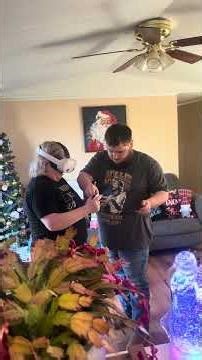 They trying to play the oculus headset #vr #oculus #oculusgame #oculusquestgames