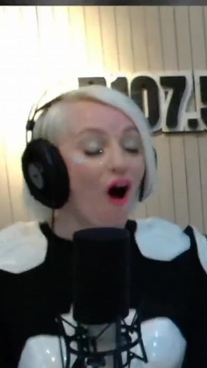 Pasó @lachicarobot por la radio y confesó su favoritismo: entre Robocop y Terminator, elige Terminator. ‘Obvio, fue gobernador’, dijo… y no pudimos discutirlo.” @1075masradio @masmoranza #terminatör #robocot | Rosana Olivera