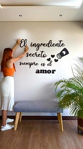 Así de simple, así de poderoso. Una frase decorativa en madera MDF que transforma tu espacio con calidez y encanto. Perfecta para tu cocina, tu sala, tu rincón favorito, o para regalar con el corazón ✨🏡 🖼️ Frases decorativas para pared 📍 Medellín, Colombia 🚚 Envíos a nivel nacional 📲 WhatsApp: 320 5262150 🌐 www.cegrafic.com #videolonger #maderamdf #decoracion #hogar #frasesdecorativas #frasespersonalizadas #frasesenmadera #cuadrosenmadera #frasesinspiradoras #elingredientesecretoeselamor |