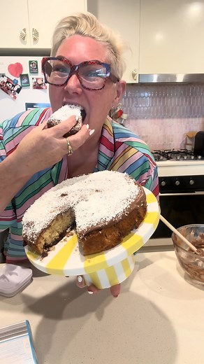 🎂 Lamington Cake Made EASY – All Flavour, No Fuss! 🇦🇺 The recipe is in the comments. ⬇️ Love lamingtons but not the mess? SAME. This Lamington Cake is a total game-changer—no dipping, no faffing, just one big fluffy vanilla cake layered with jam and topped with rich chocolate icing and coconut. 😍 It’s the ultimate Aussie dessert shortcut: easy to make, super nostalgic, and way less effort than traditional lamingtons. Perfect for birthdays, bake sales or that cheeky arvo cuppa. ☕💖 #lamington