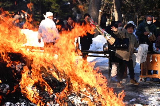 燃え上がる炎に無病息災祈る　帯廣神社どんど焼き（十勝毎日新聞）