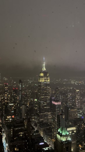 Nocna panorama Nowego Jorku z wieżowcami