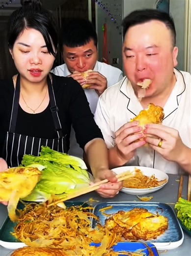 美味的红烧肉与千层饼大快朵颐