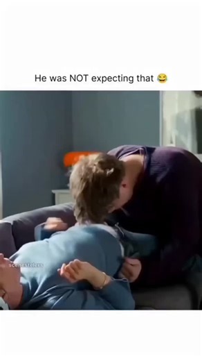 Halkys on Instagram: "1997년 개봉한 영화 Titanic은 잭과 로즈의 운명적인 사랑을 통해 비극 속에서도 오래 남는 감정의 깊이를 보여주는 작품입니다. 화 려한 연출보다 인물의 감정에 더 집중한 제임스 카메론 감독의 스 타일은 지금 다시 봐도 묘하게 가슴을 울리죠. 배가 침몰하는 장면 이 아닌, 두 사람이 서로를 바라보던 순간들이 더 강하게 기억에 남 는 영화이기도 합니다. nIn이 감정을 완성해주는 곡이 바로 셀린 디 온의 *"My Heart Will Go On"*입니다. 처음 들으면 잔잔한데, 어느 순간 자연스럽게 가슴이 벅차오르는 느낌을 줍니다. 특히 후 반부의 고조되는 보컬은 영화 속 잭과 로즈의 마지막 장면과 겹쳐 지면서 괜히 마음이 서늘해지기도 하고요. 많은 분들이 "이 노래가 나오면 왜 그 장면이 자동으로 떠오르는지 모르겠다"고 말하는데, 그만큼 영화와 음악이 자연스럽게 얽혀 있는 곡입니다. nIn1998 년 아카데미 주제가상을 비롯해 여러 상을 휩