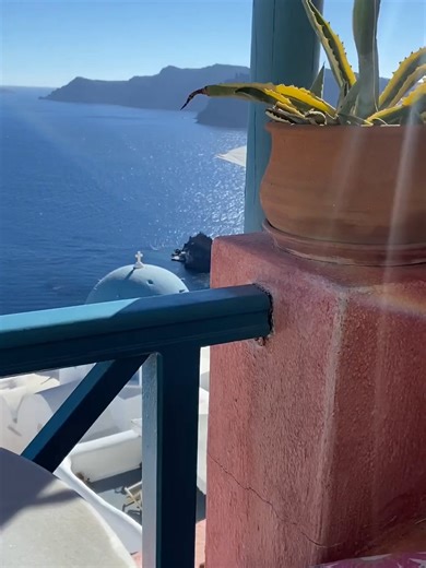 Santorini é uma das ilhas gregas mais famosas e românticas, situada no Mar Egeu e famosa pelas casas caiadas de branco em penhascos, vistas deslumbrantes da caldeira (cratera vulcânica) e pores do sol espetaculares, especialmente em Oia. De origem vulcânica, a ilha oferece praias de areia escura e vilas charmosas como Fira e Oia. #aesthetic #foryou #fyp #foryoupage #fy #estética #architecture #arquitetura #landscape #paisagem#grécia #grecce