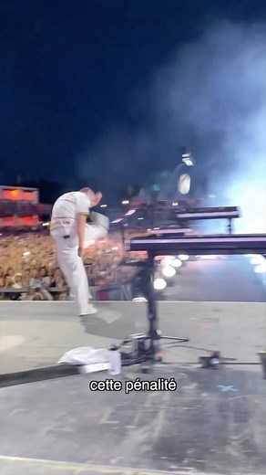 #TOP14 #MondayMotivation Quand @hervemusique tape une pénalité au milieu de la foule lors du Brive Festival 😂🏉 | TOP 14