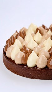 Dive into chocolate heaven with The Ultimate Chocolate Book 🍫🌟—the essential guide for anyone with a passion for chocolate! This carefully curated cookbook offers 16 irresistible, foolproof recipes that transform simple ingredients into masterpieces, each one bound to impress and satisfy😍. Here’s a glimpse of the sweet creations featured in the book: 1. Black Forest roll cake 2. Chocolate sponge cake 3. Chocolate tart 4. Triangular tartlets with chocolate sauce 5. Bird’s milk cake 6. Triple c