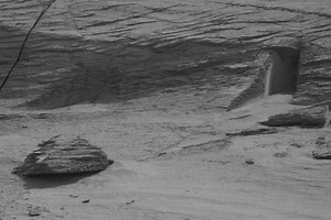 Curiosity Rover Just Sent Back a Photo That Looks Like an Alien Doorway on Mars
