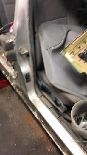 Car Door Repair Using Hydraulic Jack Techniques